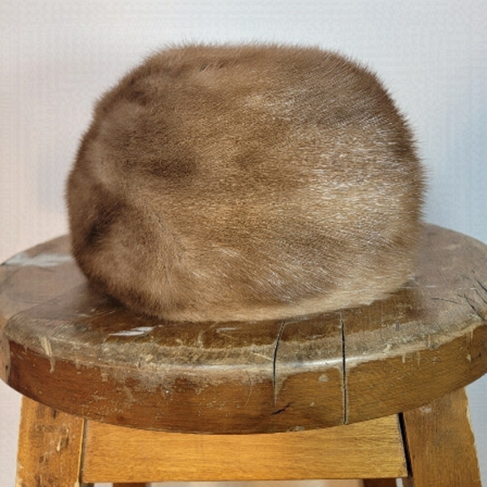 100% real fur vintage hat. Made in Canada. Small.